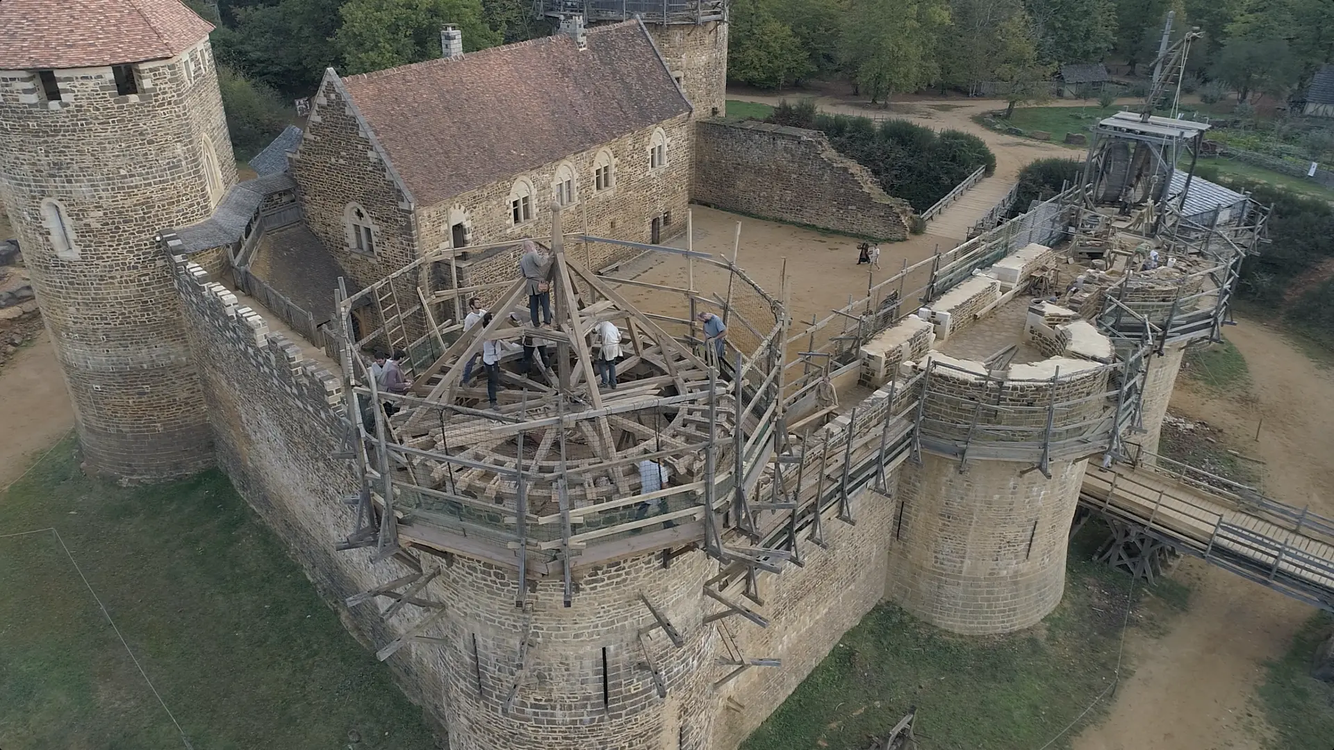 La pose de la charpente de la tour du pigeonnier, autumone 2022