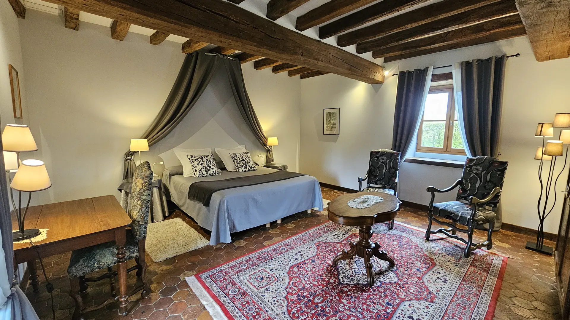 Chambre des Granges du Château de Ribourdin accessible PMR