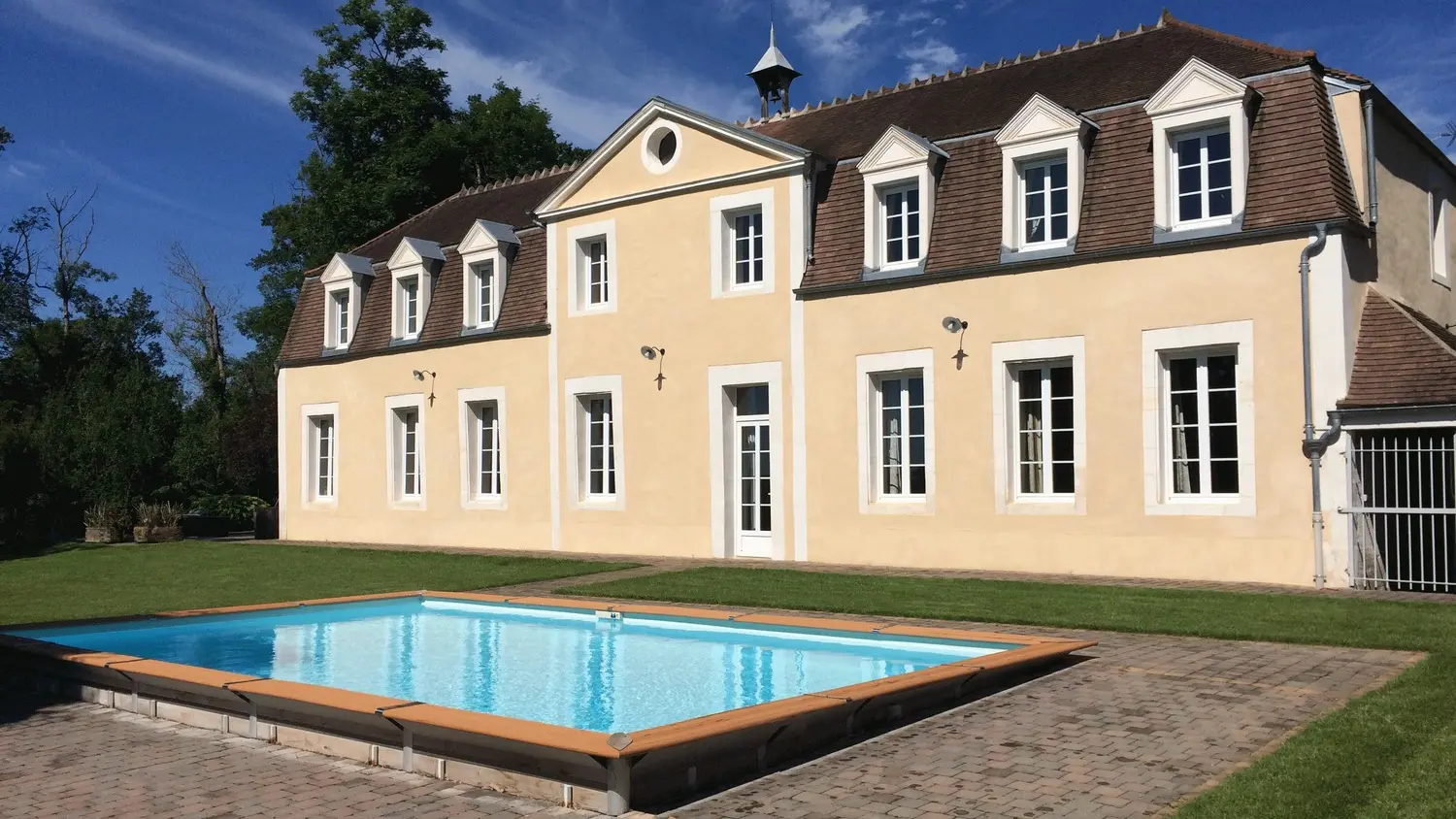 Château avec piscine