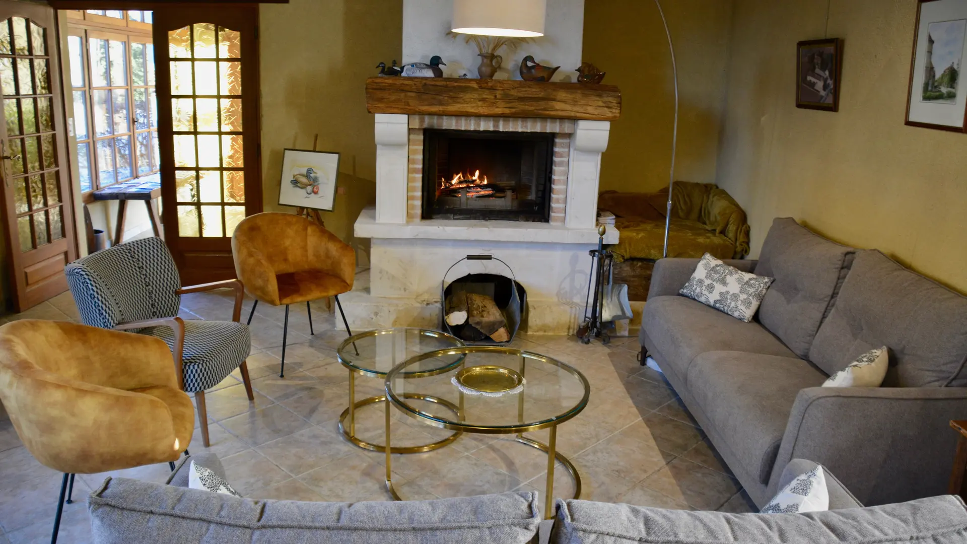 Salon avec cheminée au Château de Ribourdin