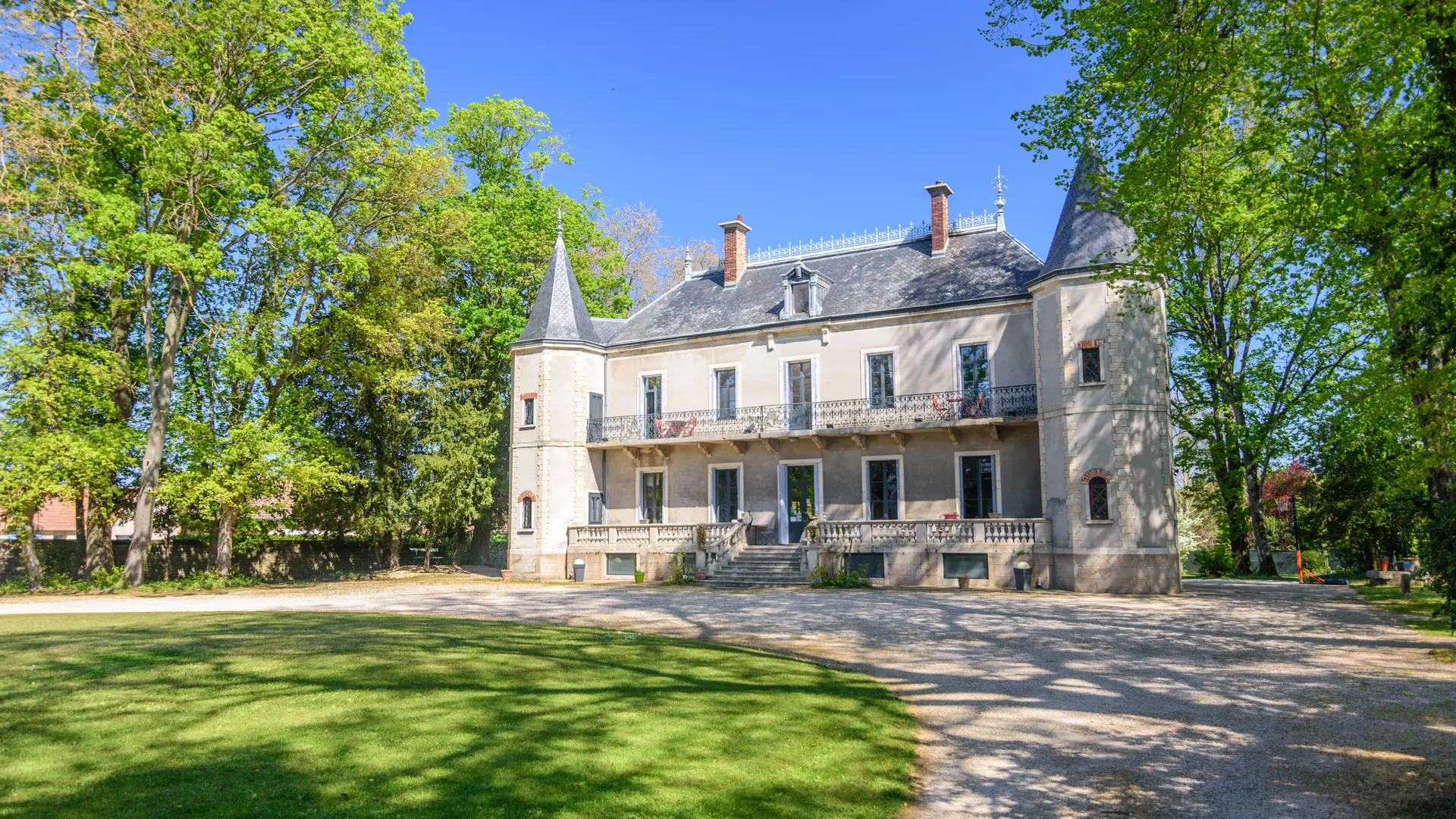 CHATEAU DE LA VILLENEUVE 71380 VUE AVANT