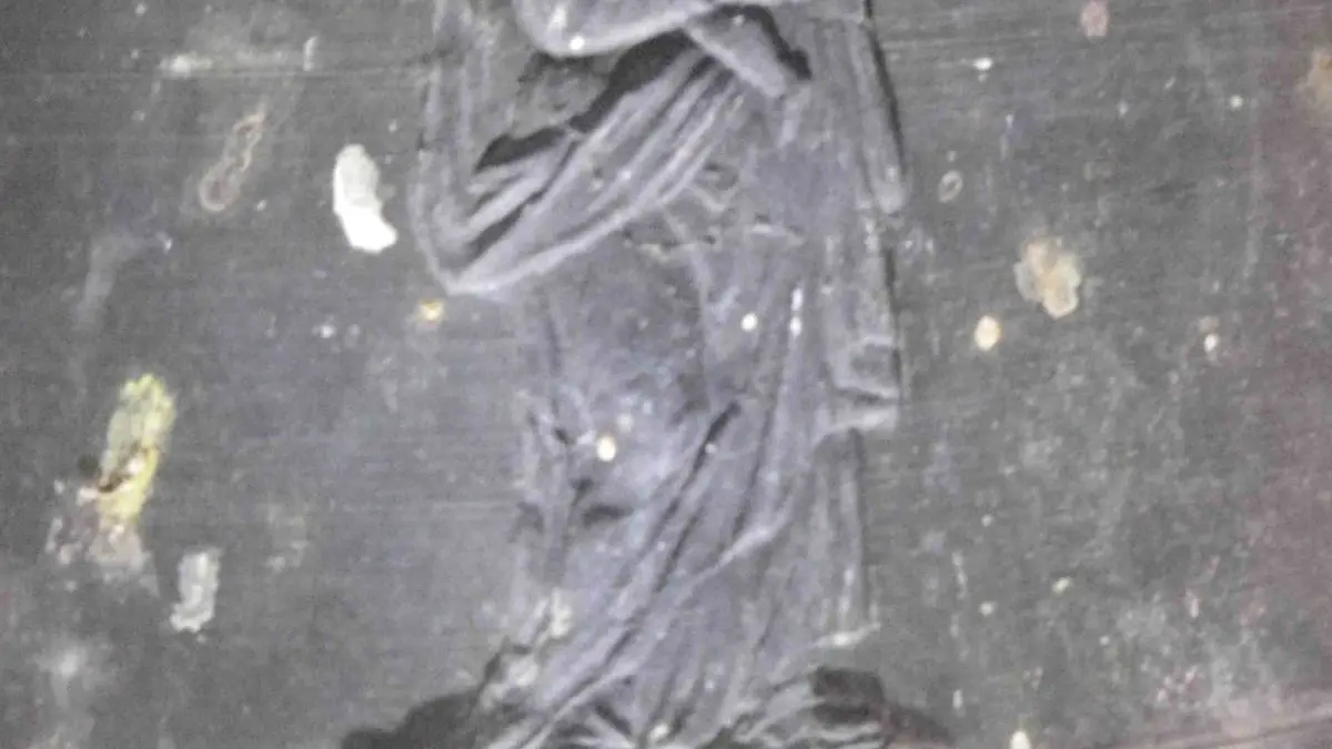 Cloche de l'église de Jambles ornée de la Vierge à l'Enfant