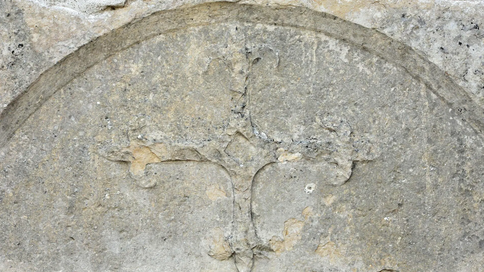 Croix fleurdelisée au tympan du portail ouest