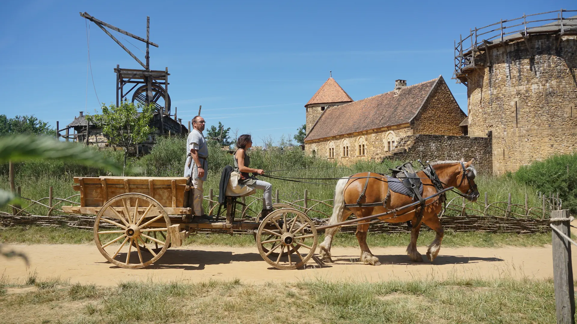 e attelée au tombereau passe devent le château Arpèg