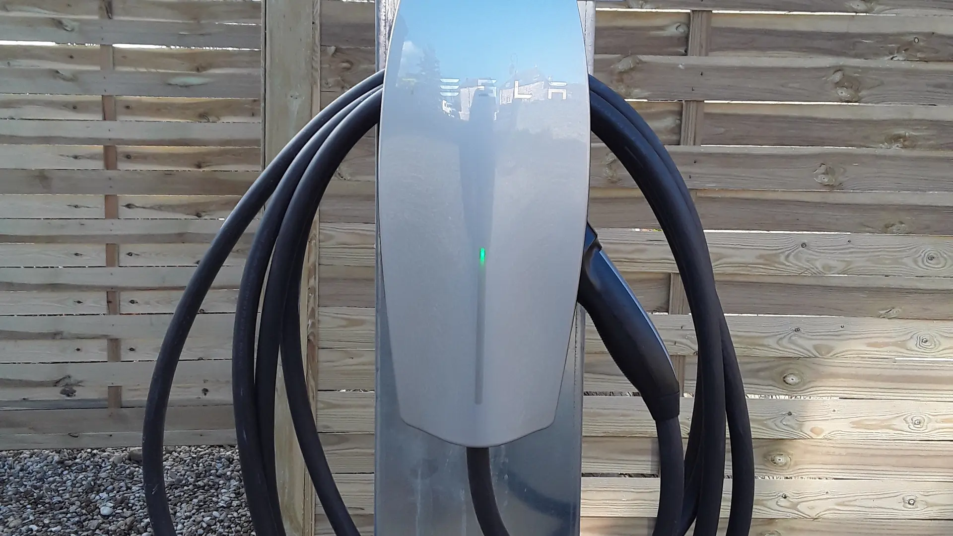 Borne-tesla-a341306187dc4232ab1abc44687d354f