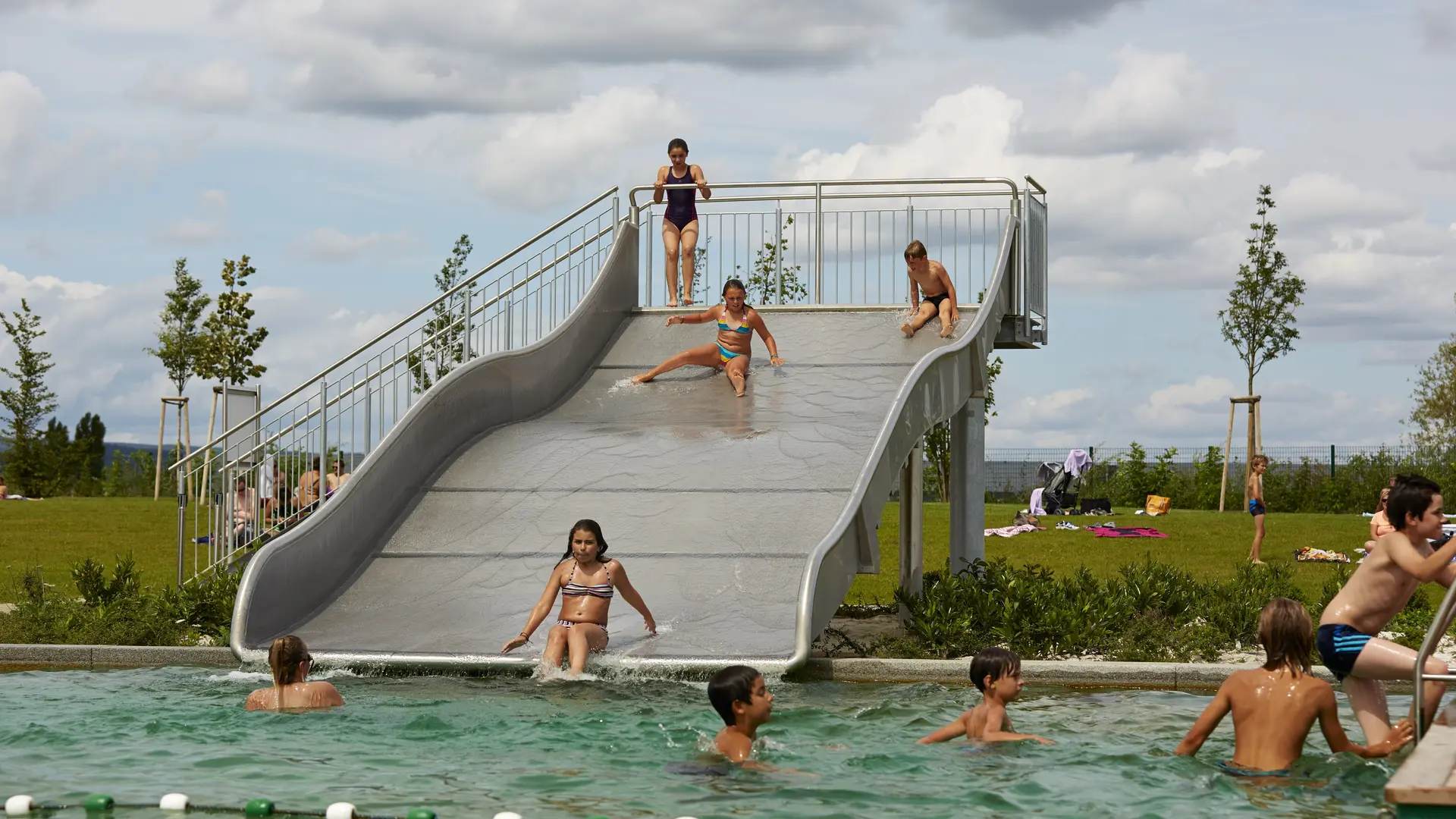 Beaune Côté Plage, baignade naturelle et loisirs - toboggan