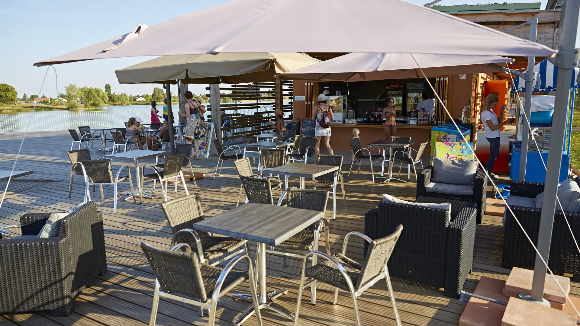 Beaune Côté Plage, baignade naturelle et loisirs aquatiques - terrasse Côté Resto