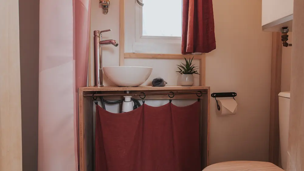 Salle de bains avec douche et toilettes