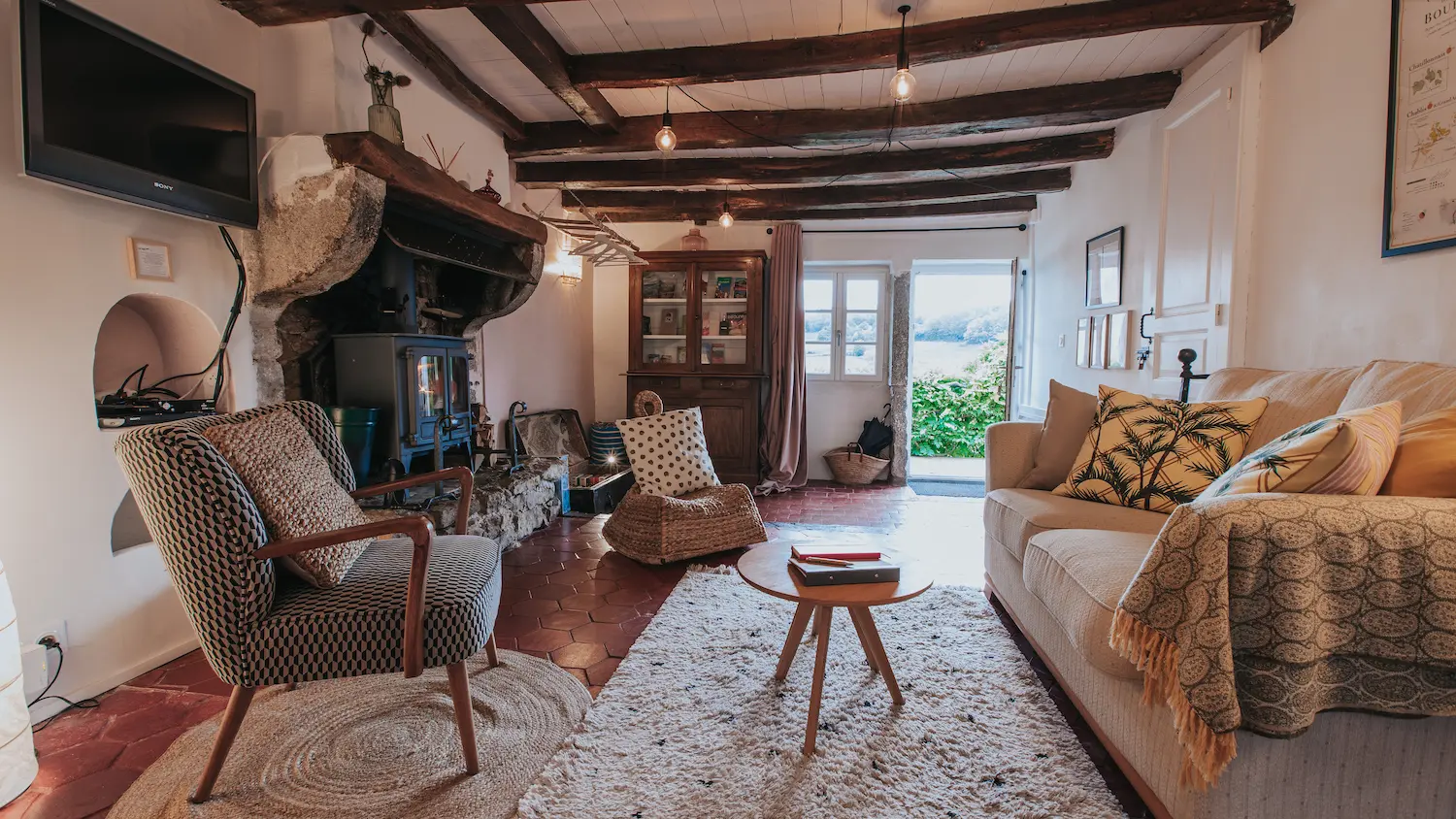 Salon avec poêle à bois et coin repas