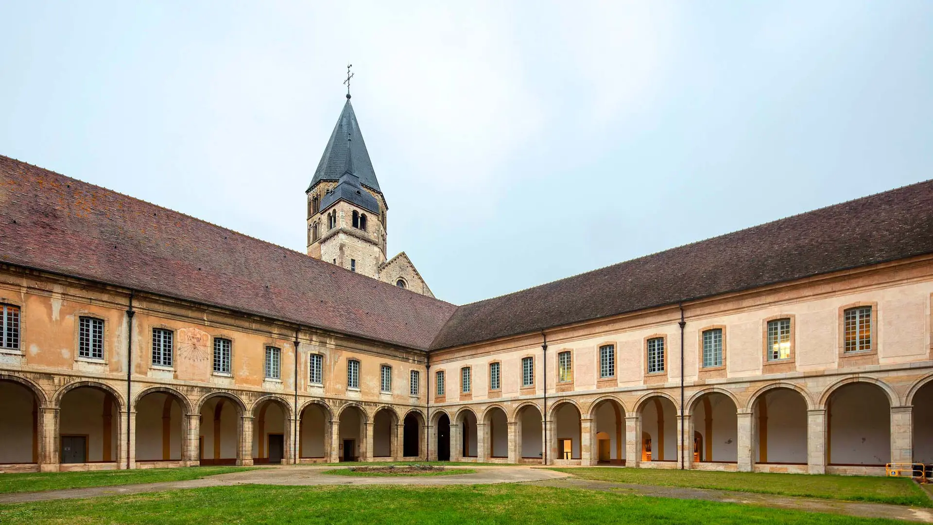 Cloître de l'abbaye de Cluny