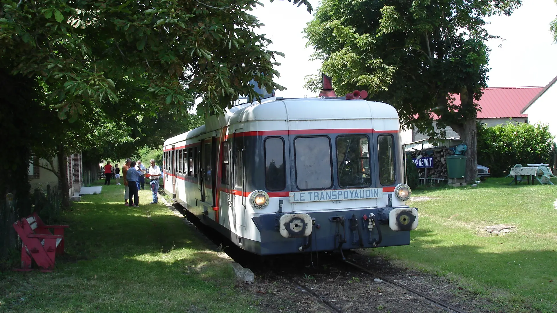 Autorail prêt au départ en gare de Villiers-Saint-Benoît