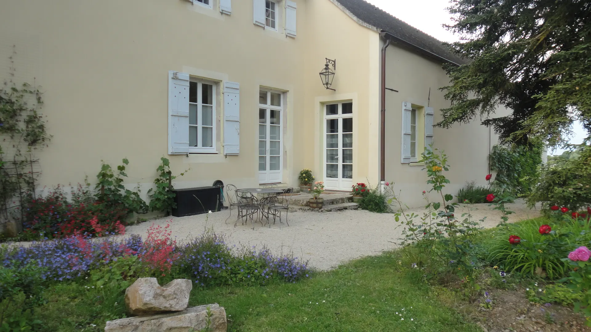 Terrasse, entrées des chambres.