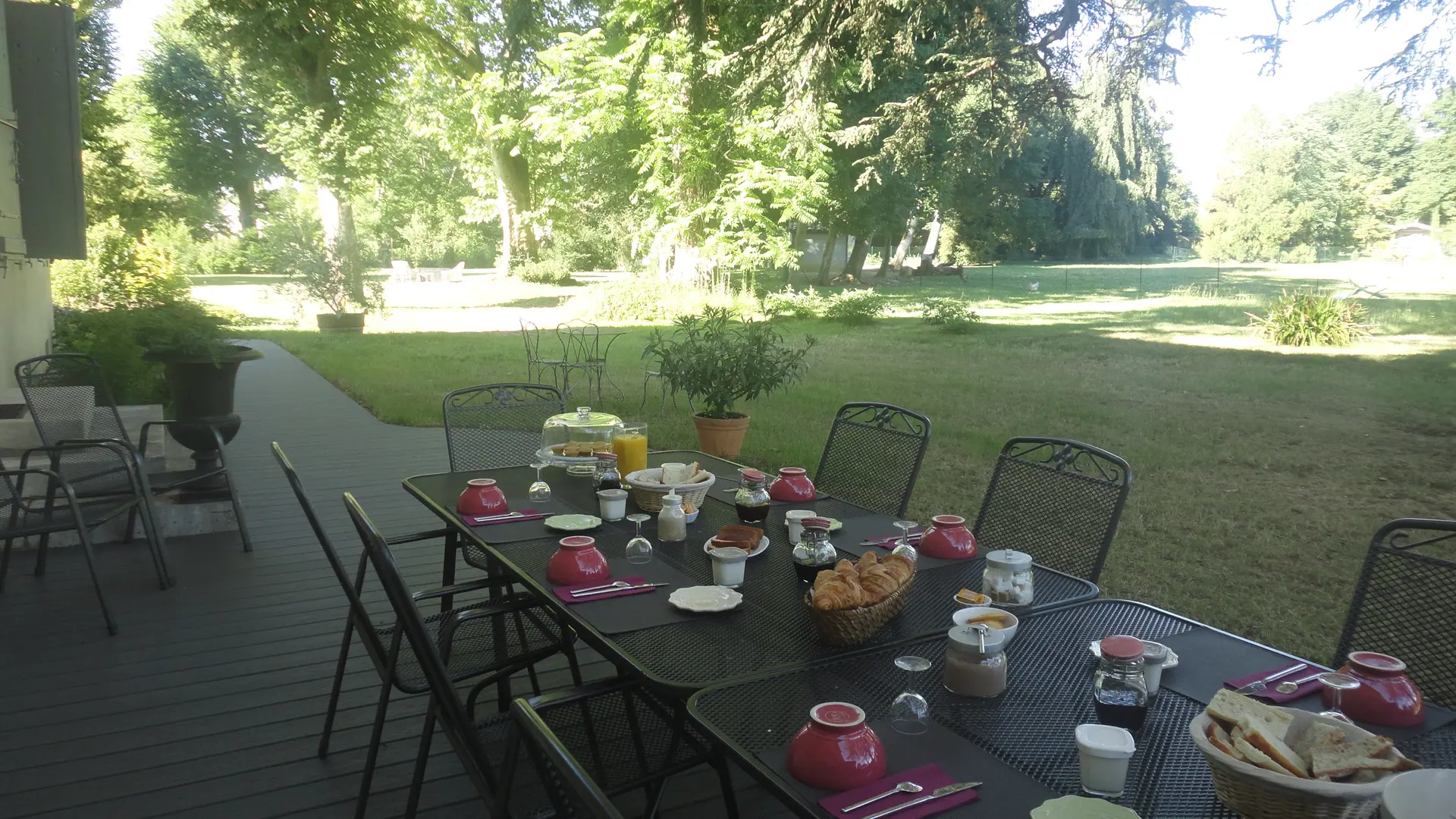 Les granges, petit déjeuner en terrasse.