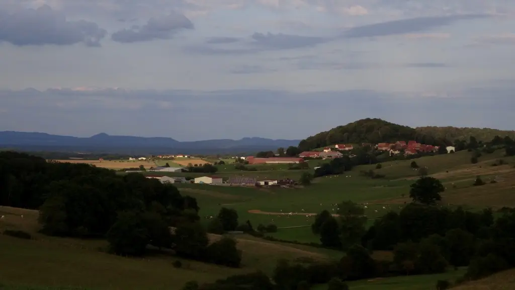 Vue sur Montjustin de la route d'Autrey-lès-Cerre