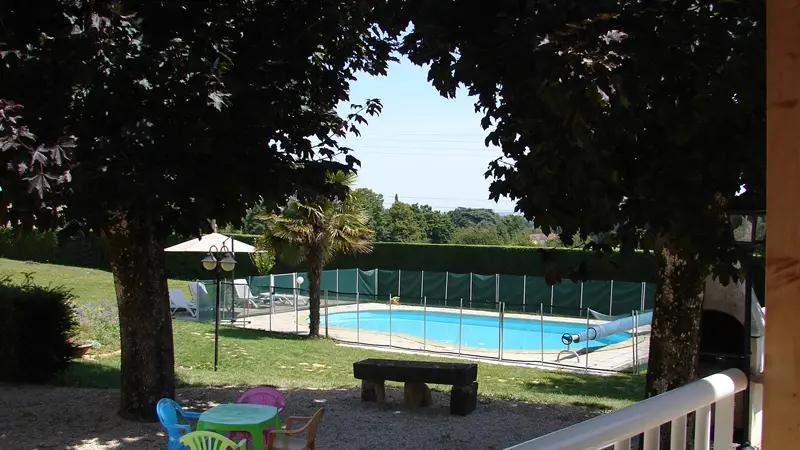 Vue piscine depuis la terrasse privée