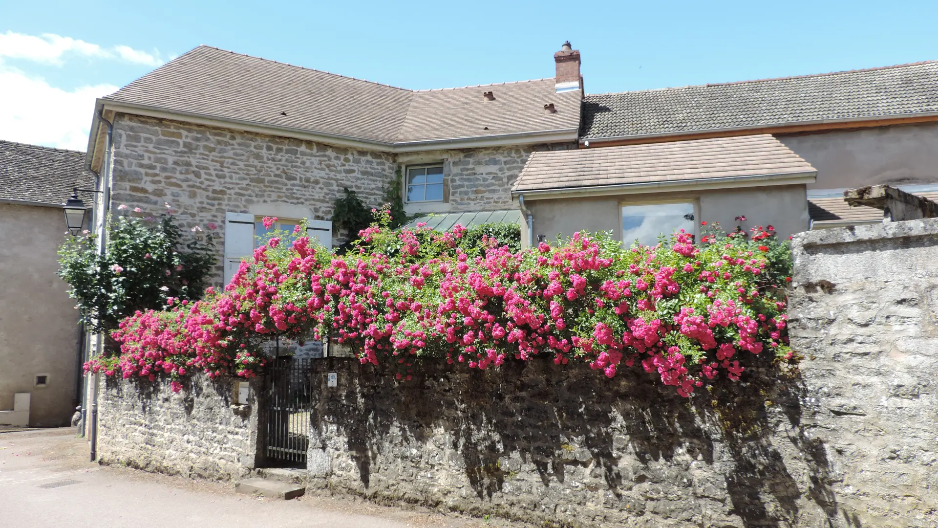 Vue de la maison depuis la rue