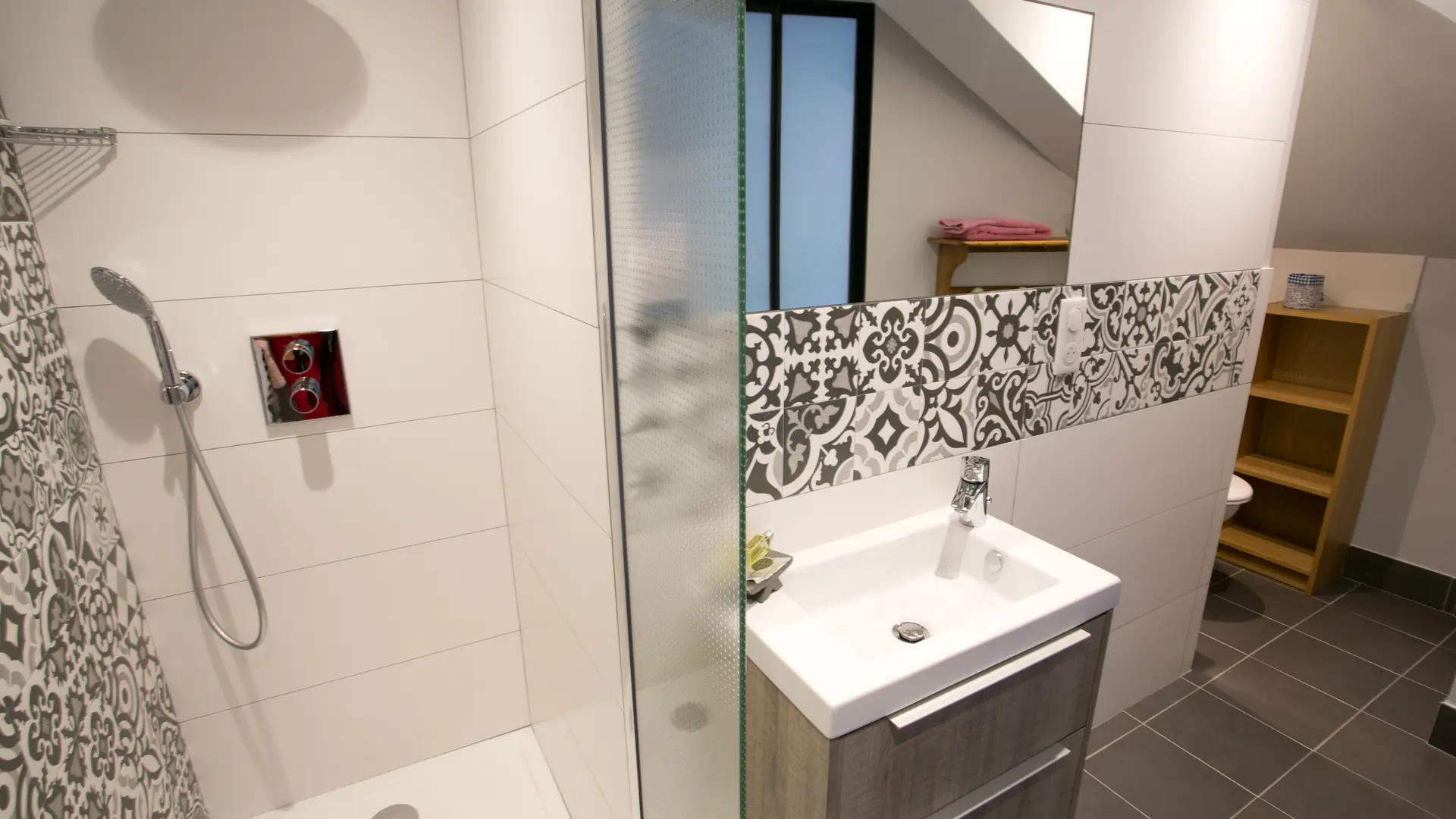 Ensuite-Shower-Cimentelle-Burgundy