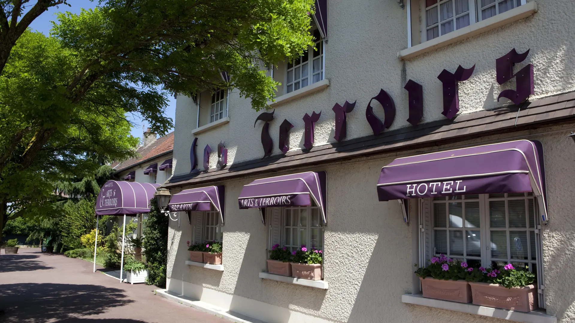 Façade Hôtel Arts & Terroirs