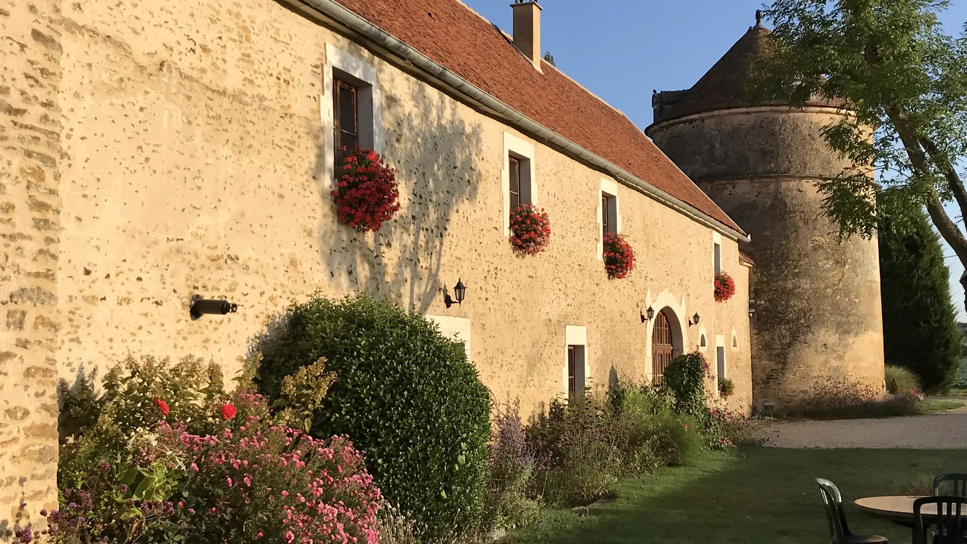 Façade fleurie des Granges du Château de Ribourdin - Maison d'Hôtes Piscine et Spa en Bourgogne