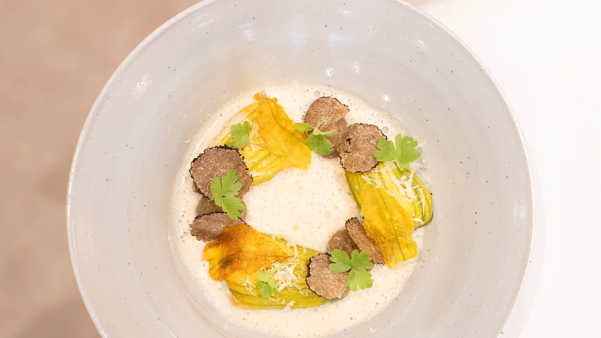 Fleurs de courgette, emulsion vin  jaune, râpé de chèvre et truffe noire d’été