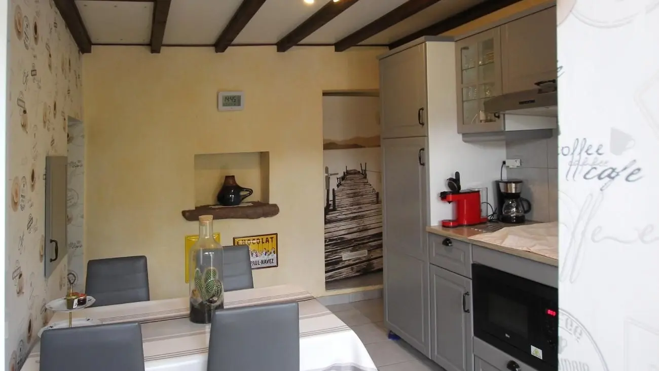 La cuisine vue depuis la fenêtre._2