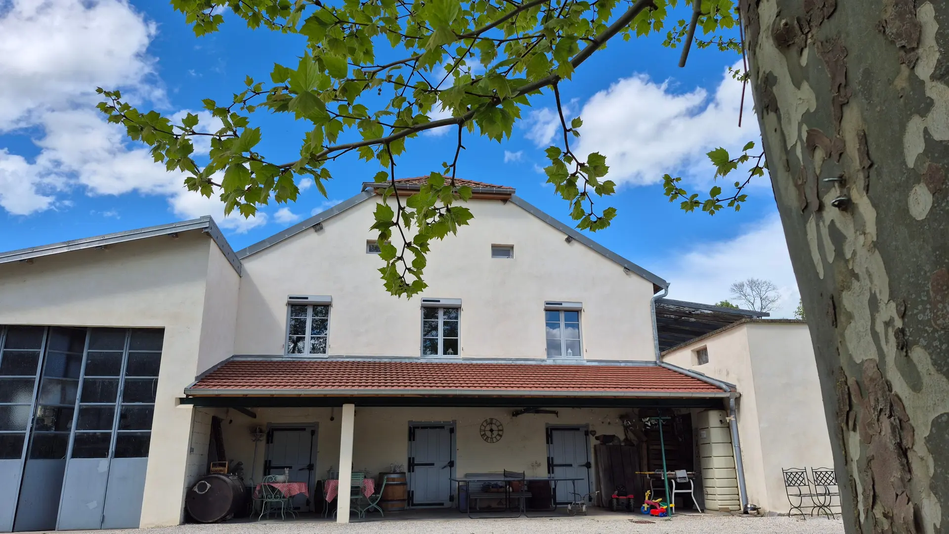 La laiterie côté face avec la table de ping pong