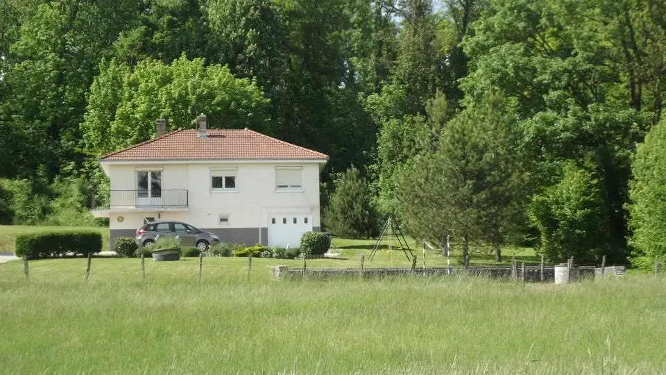 Pavillon situé à l orée du bois, en contrebas terrainde volley et balancoires_1