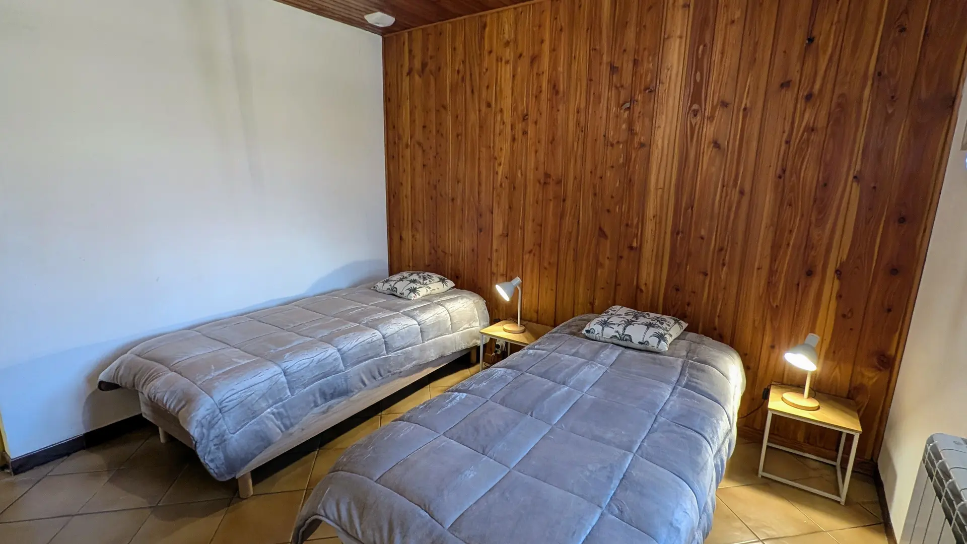 • Chambre 2 : 2 lits simples 90 × 190, jumelables sur demande pour former un grand lit._6