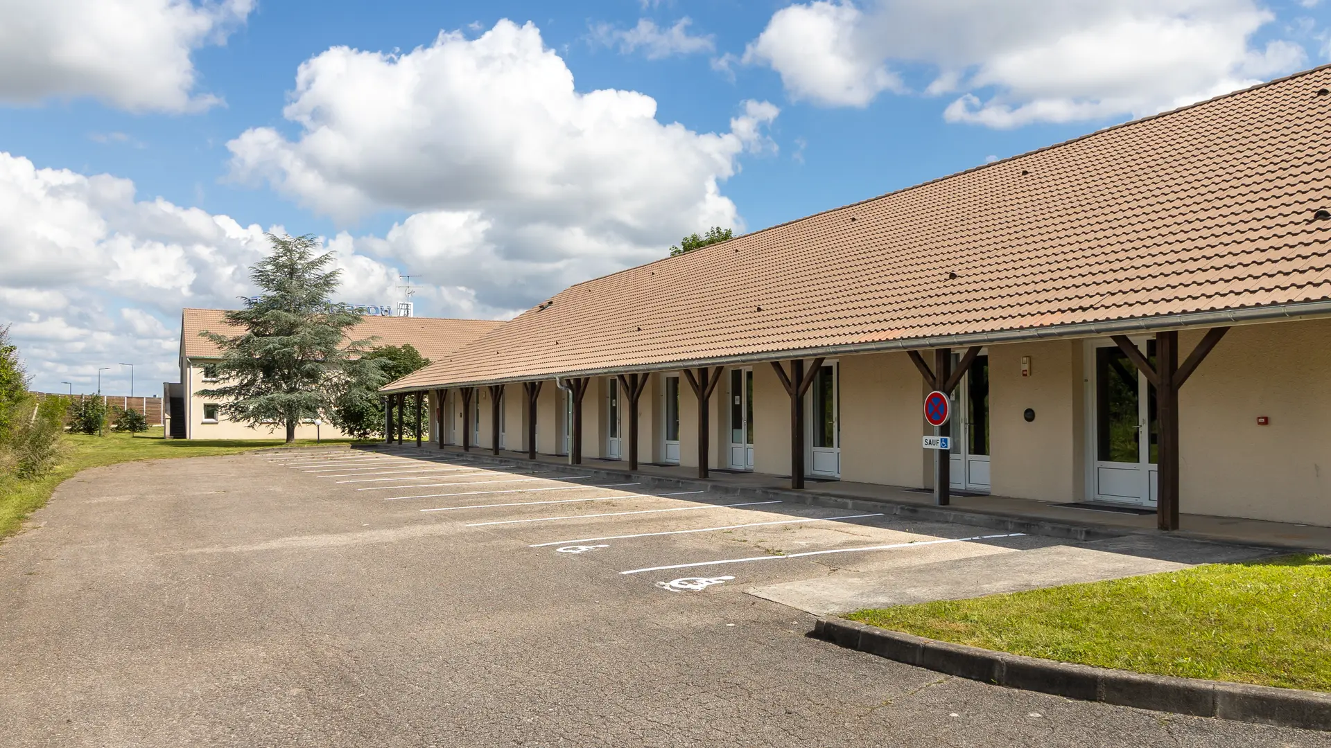 Bâtiment annexe, chambres twins, PMR et triples- Kyriad Appoigny