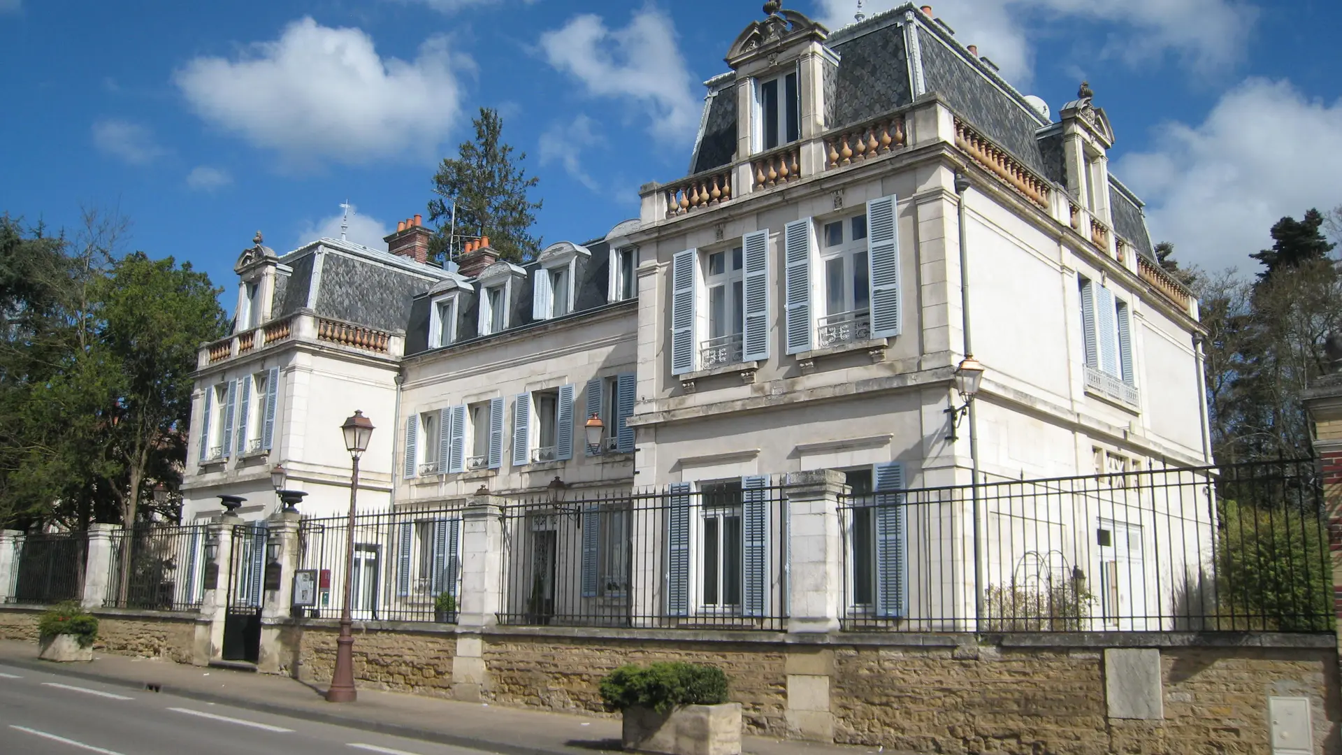 Façade coté rue - Hôtel Les Maréchaux - Auxerre