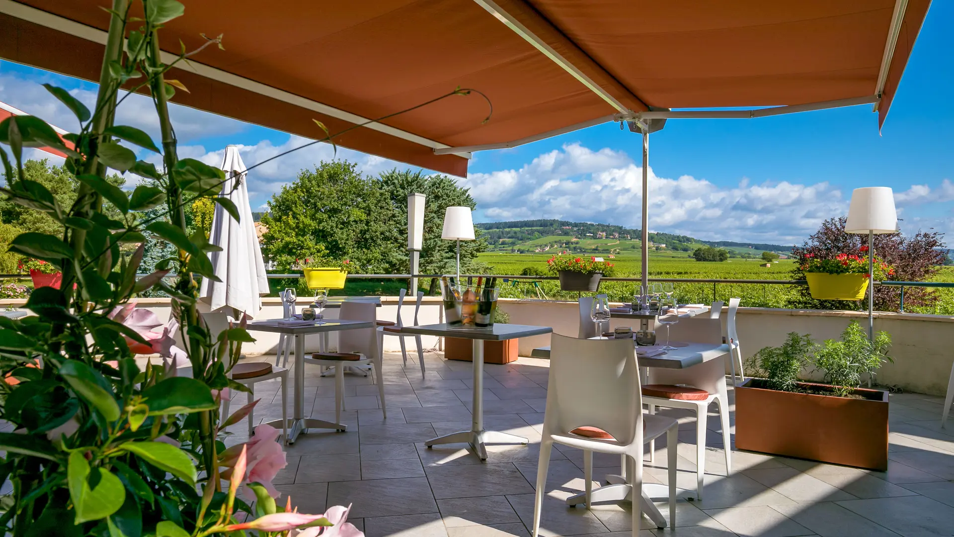 Terrasse Hotel Kyriad Prestige Beaune Le Panorama