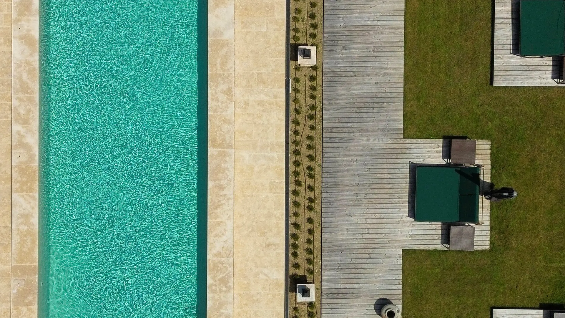 Hostellerie-de-Levernois_Piscine_2 ©Maison Kalos