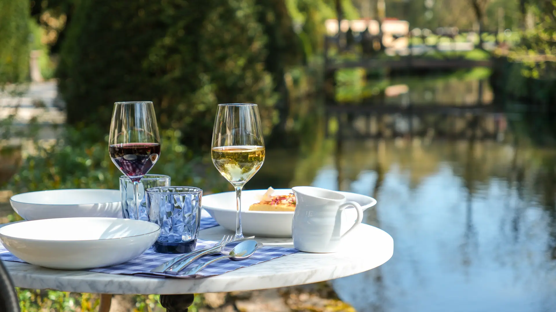 Hostellerie-de-Levernois_Restaurant-Bistrot-du-Bord-de-l'Eau_2 ©Maison Kalos