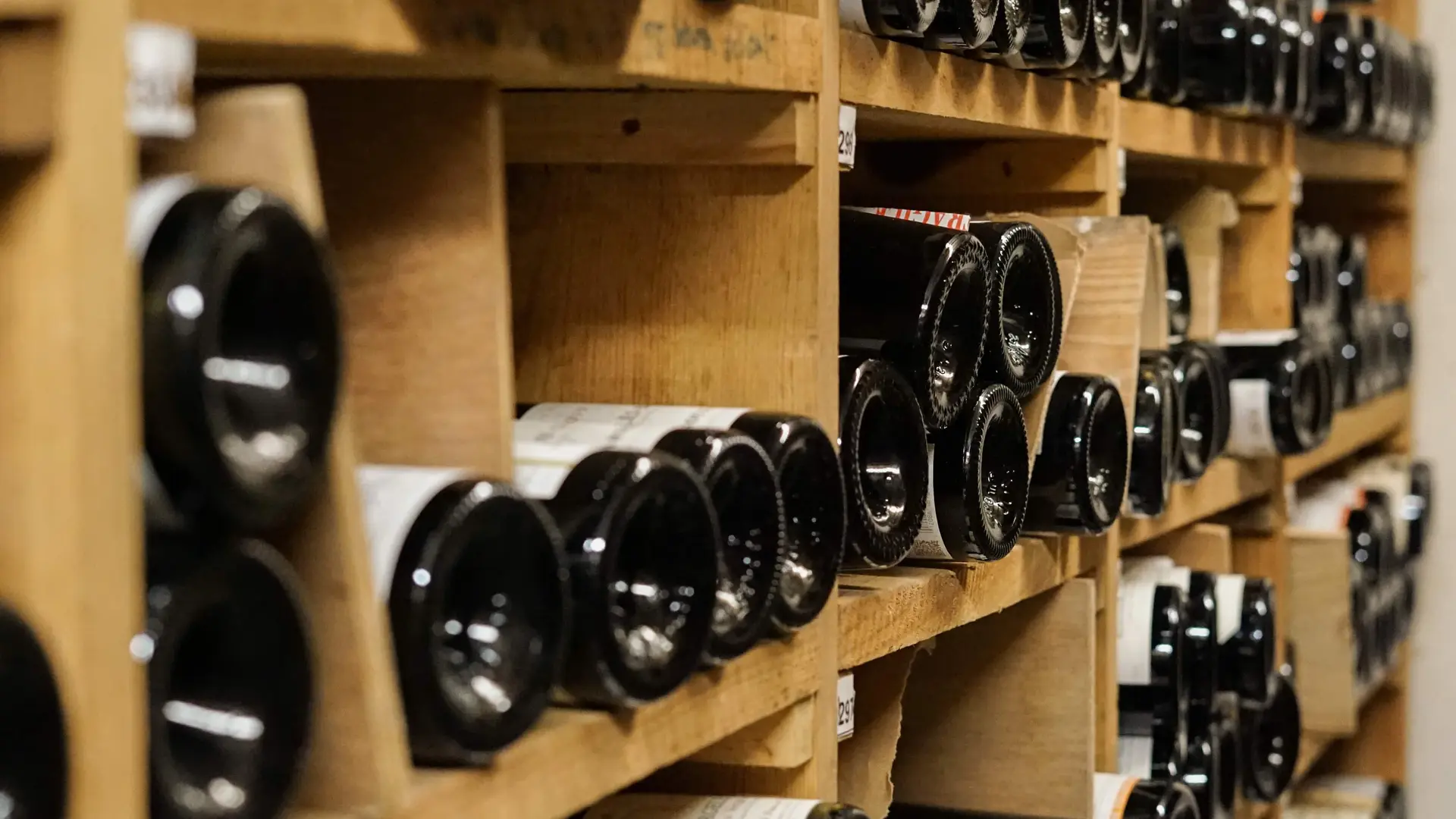 Hostellerie-de-Levernois_Wine-cellar_2 ©Hostellerie de Levernois