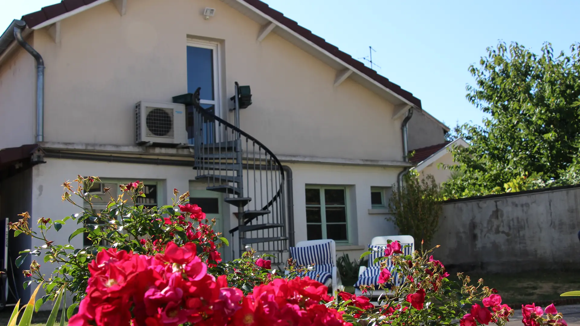 Jardin et montée vers le studio