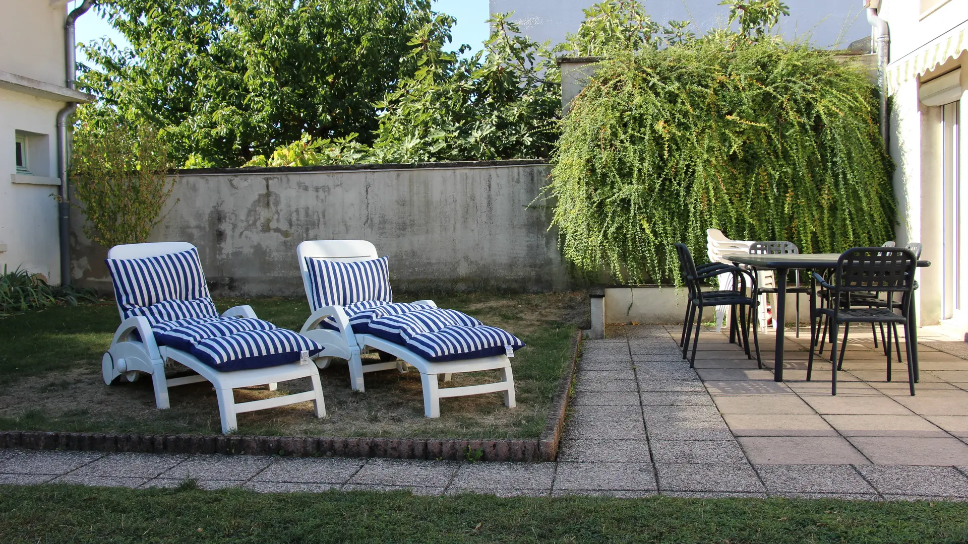 Salon de jardin et bains de soleil