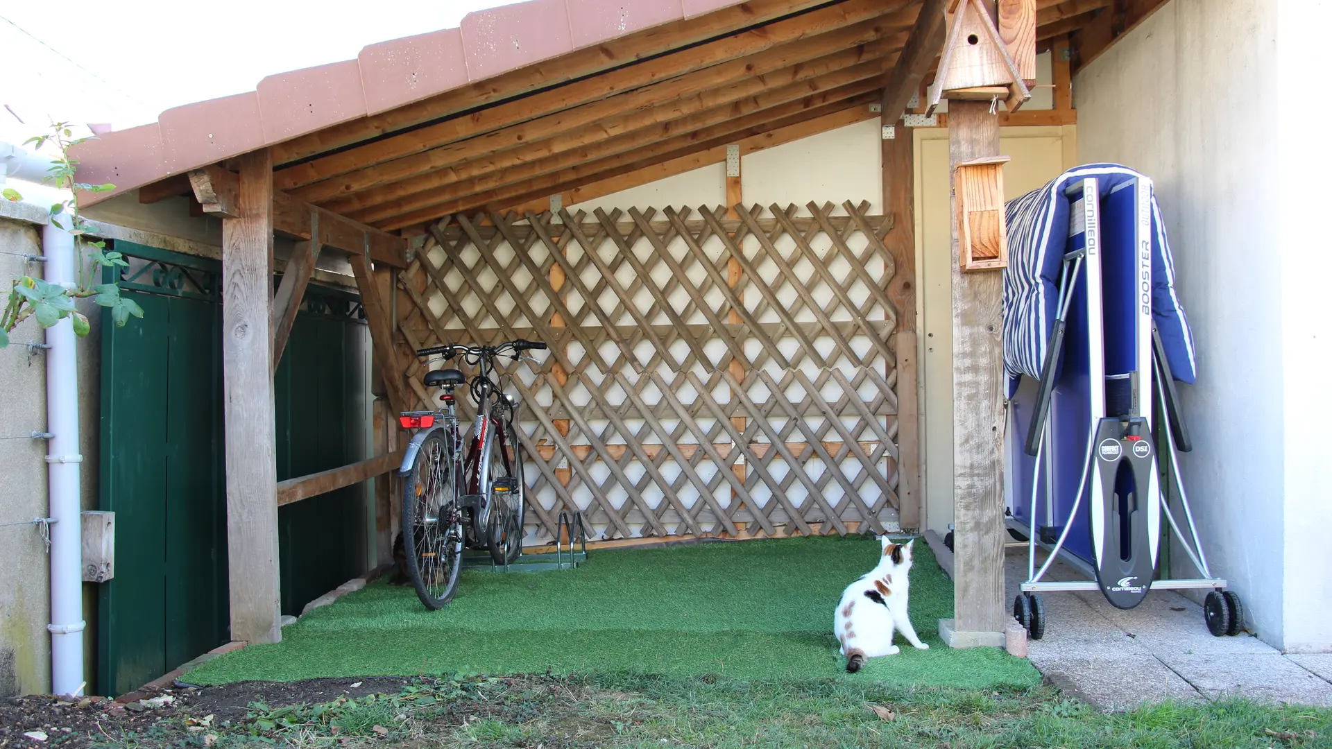 Abri vélo avec deux prises pour vélos électriques