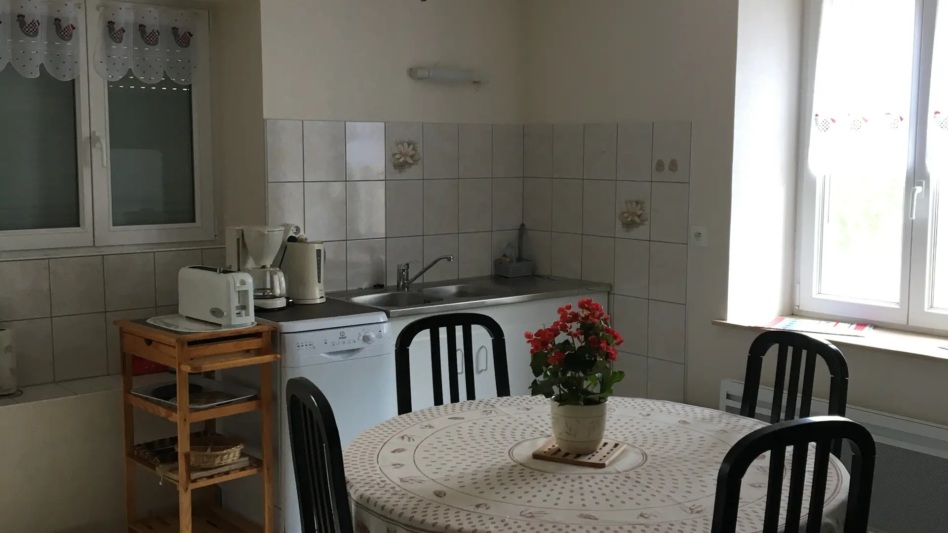 MEUBLÉ LA VIE EST BELLE- cuisine