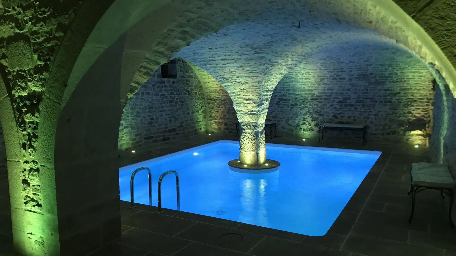 Piscine donnant sur l'extérieur (baies)