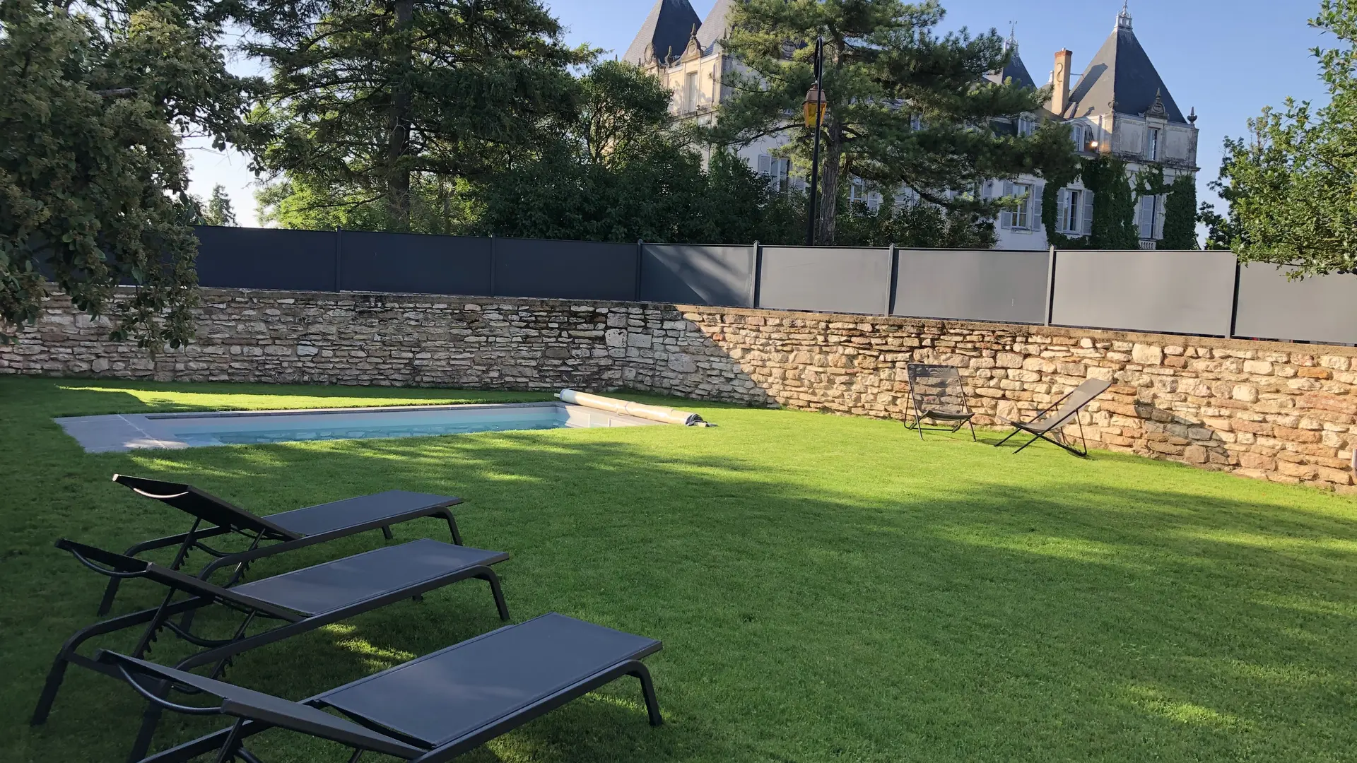 Jardin clos et piscine privée