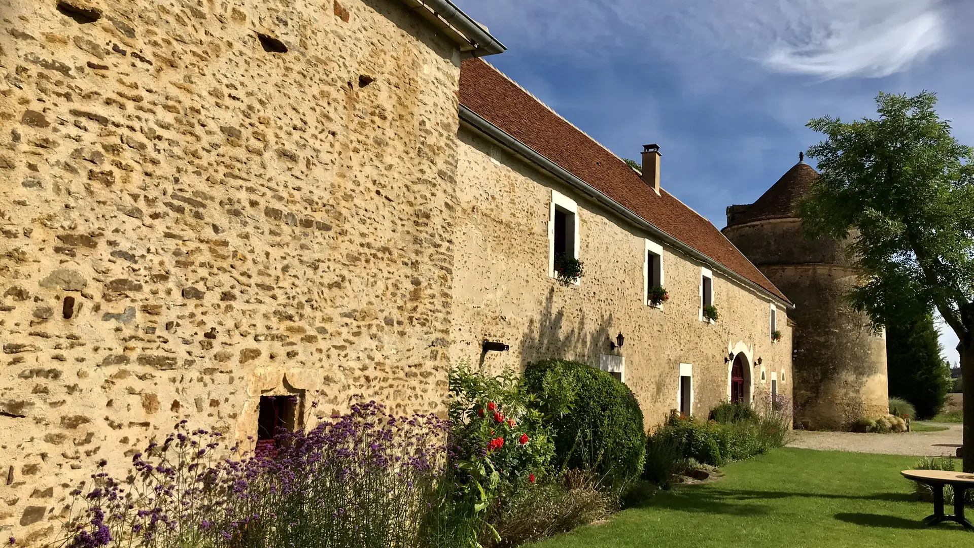 Facade des Granges du Château