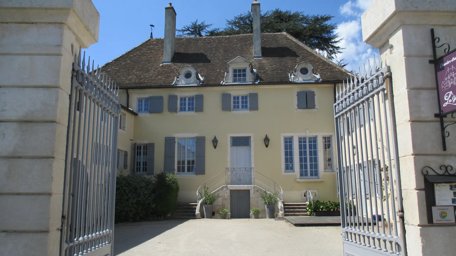 Les granges, côté rue