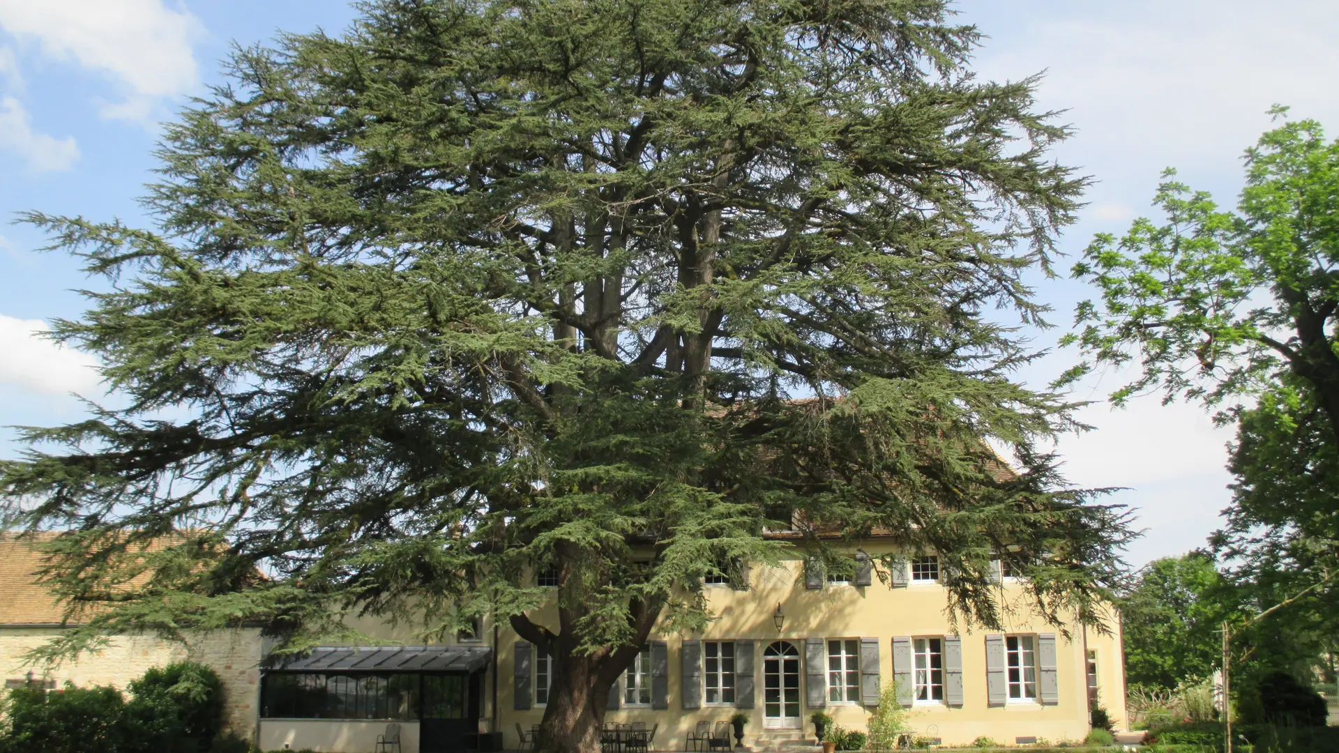 Les granges, côté parc.