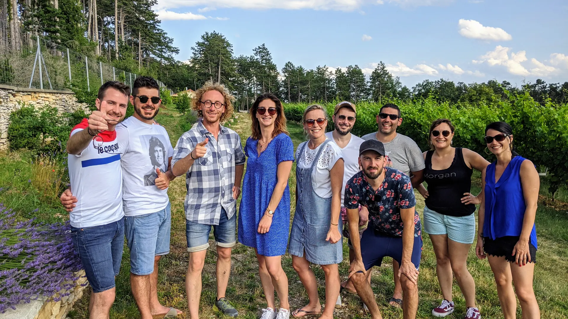 Un groupe d'amis visite Le Clos de la Châtelaine.