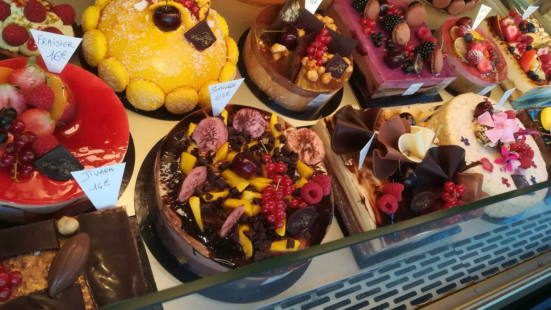 Givry---Maison-Bry---assortiment-entremets