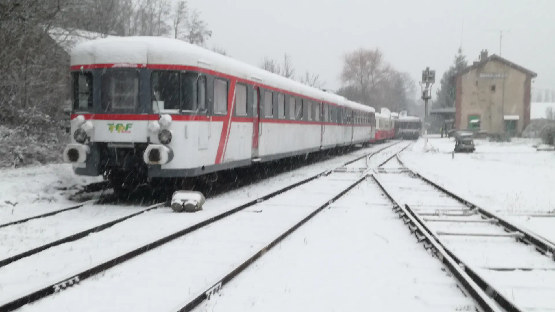 Train sous la neige en gare Toucy-Ville