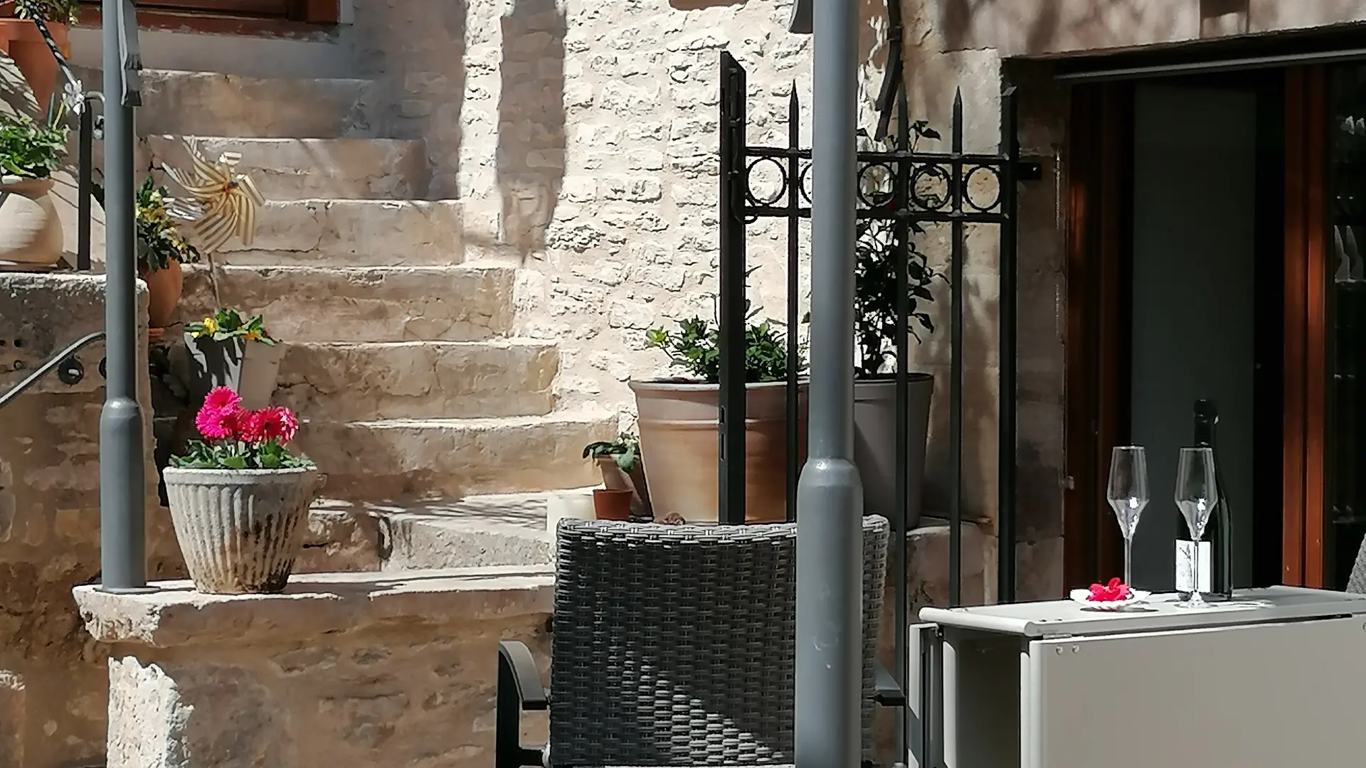 terrasse et entrée de la chambre d'hôtes