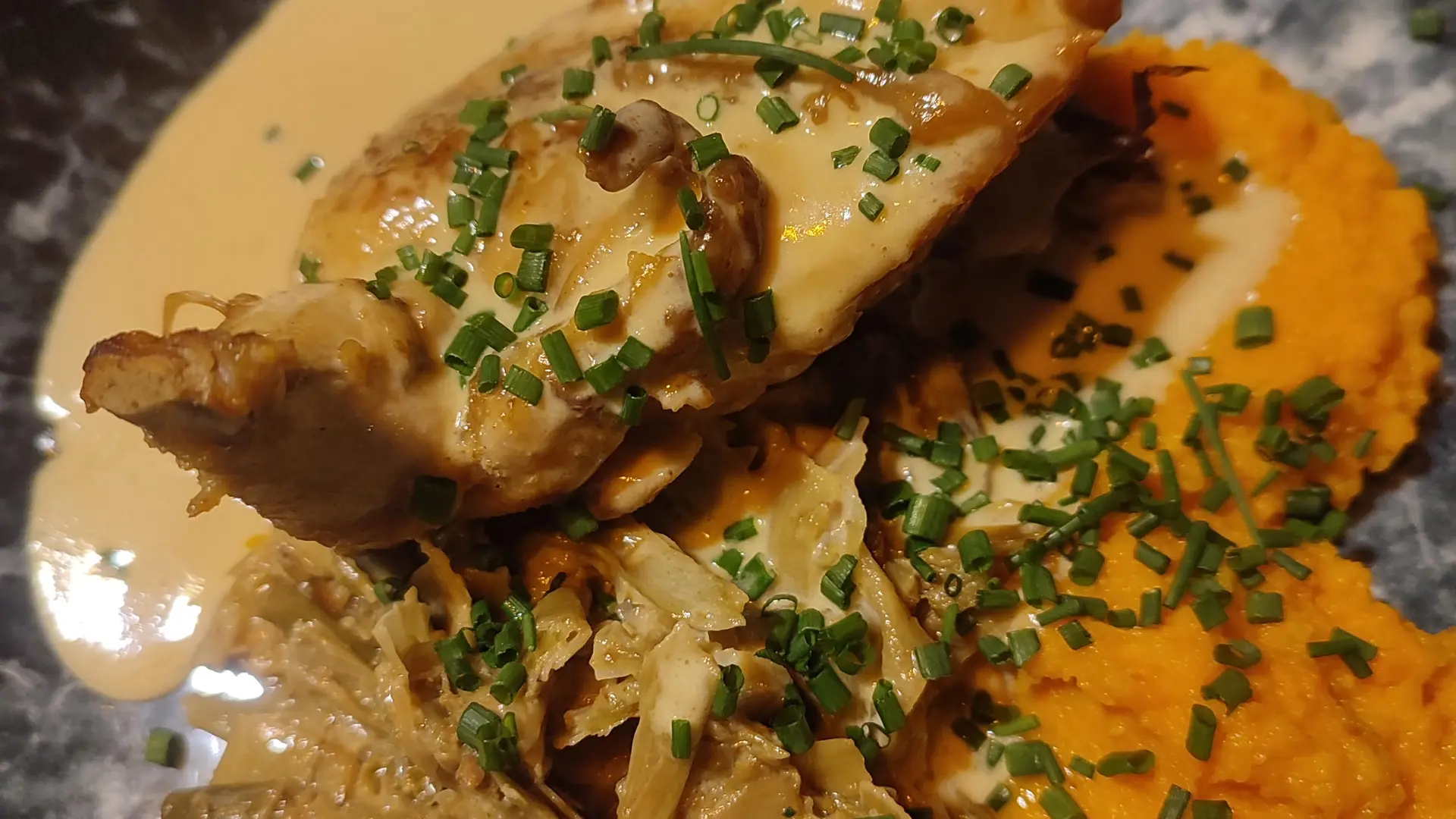 Suprême de Poulet fondue de poireaux & mousseline de carottes - Le Marais