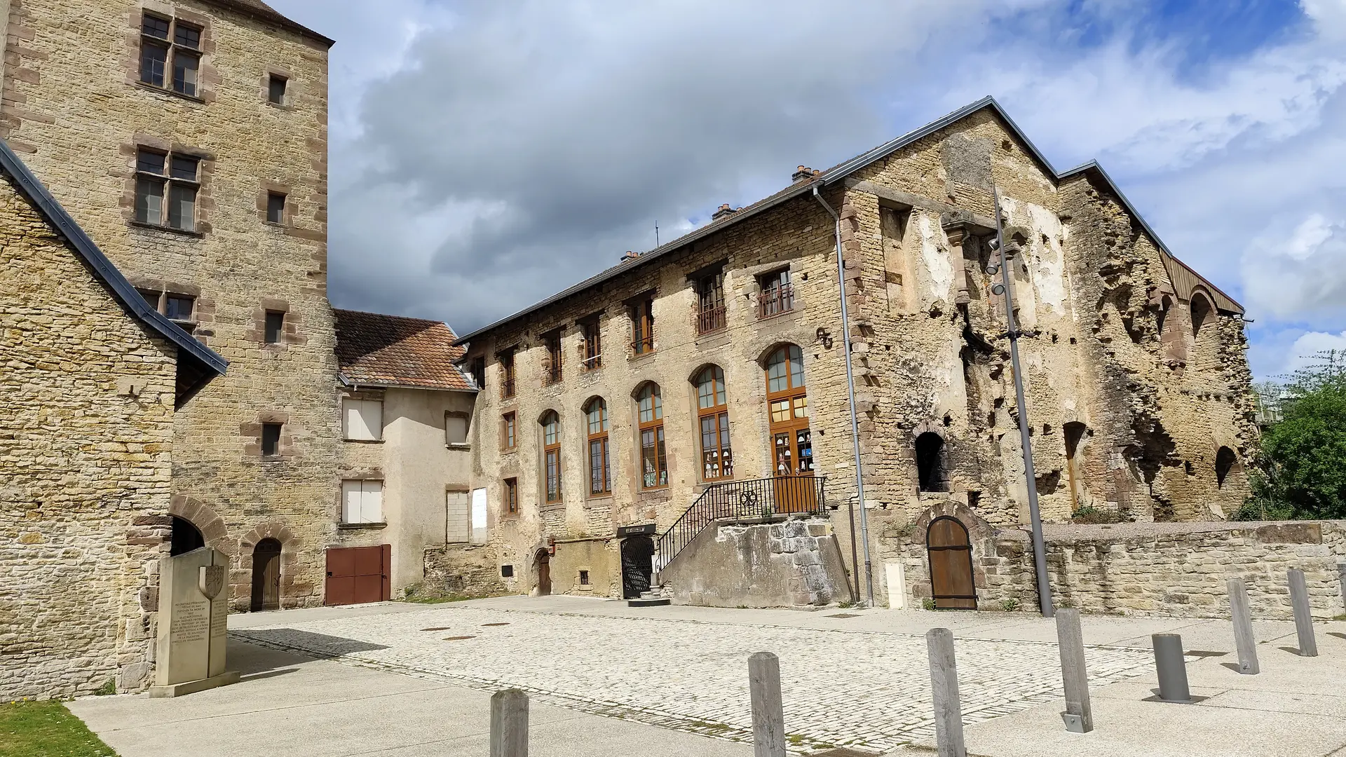 Tour du Château et parvis