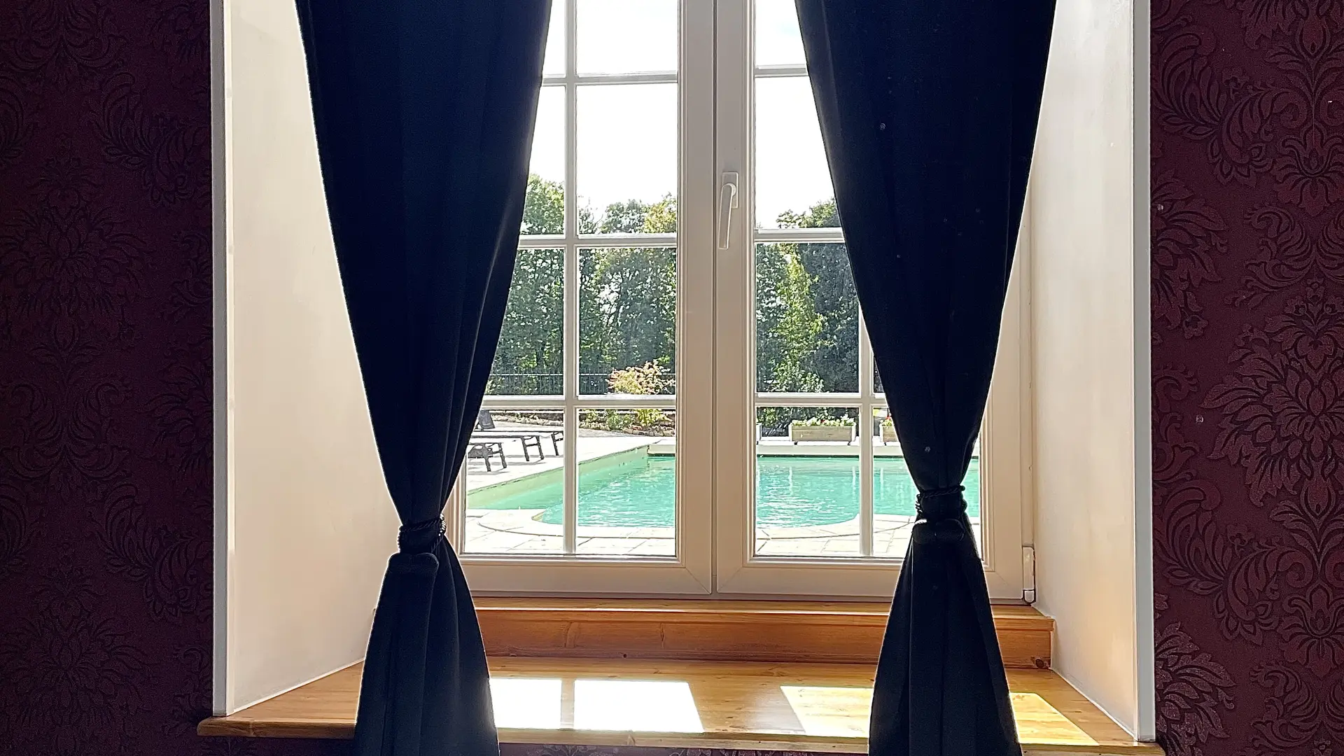 Chambre vue piscine
